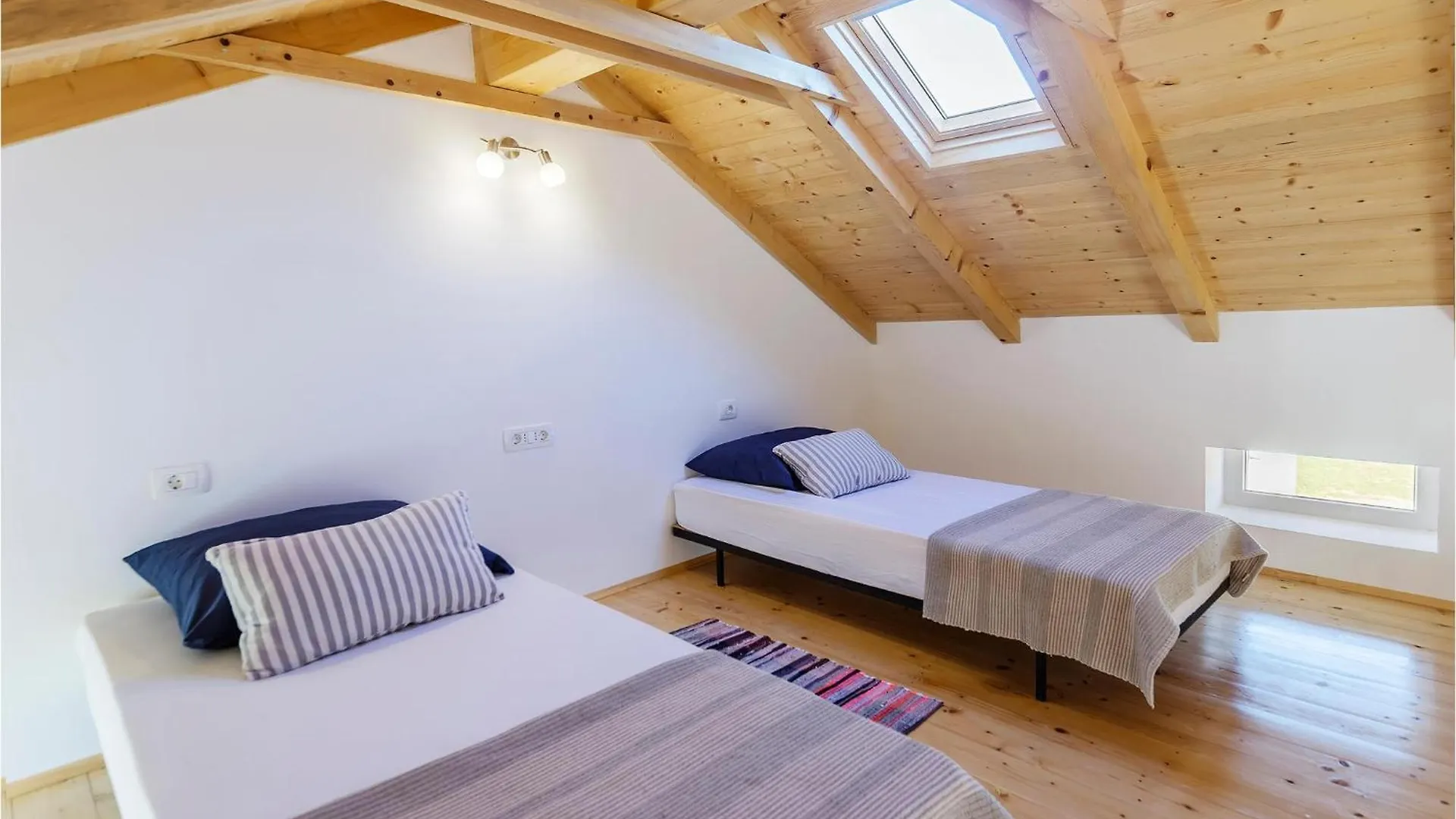 Stunning home in Duga Uvala with 4 Bedrooms, Jacuzzi&WiFi Mutvoran