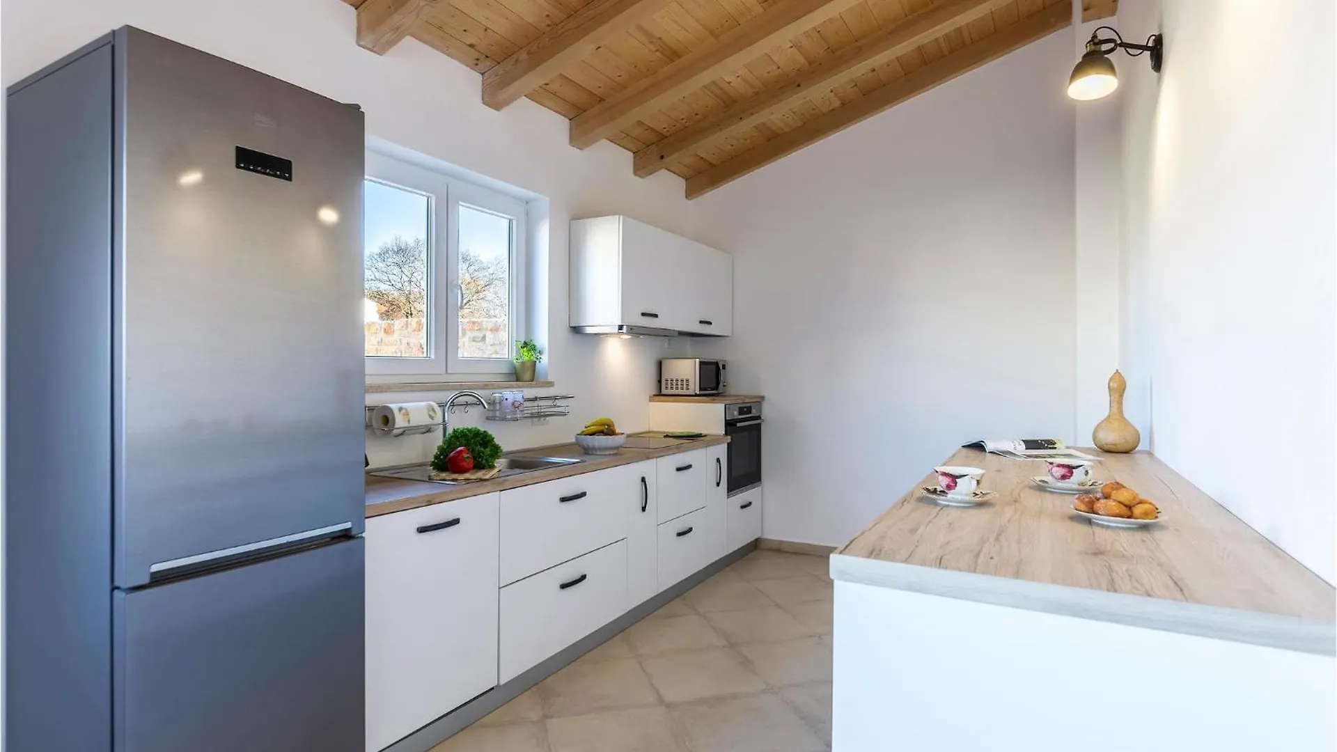 Vakantiehuis Stunning home in Duga Uvala with 4 Bedrooms, Jacuzzi&WiFi Mutvoran Kroatië