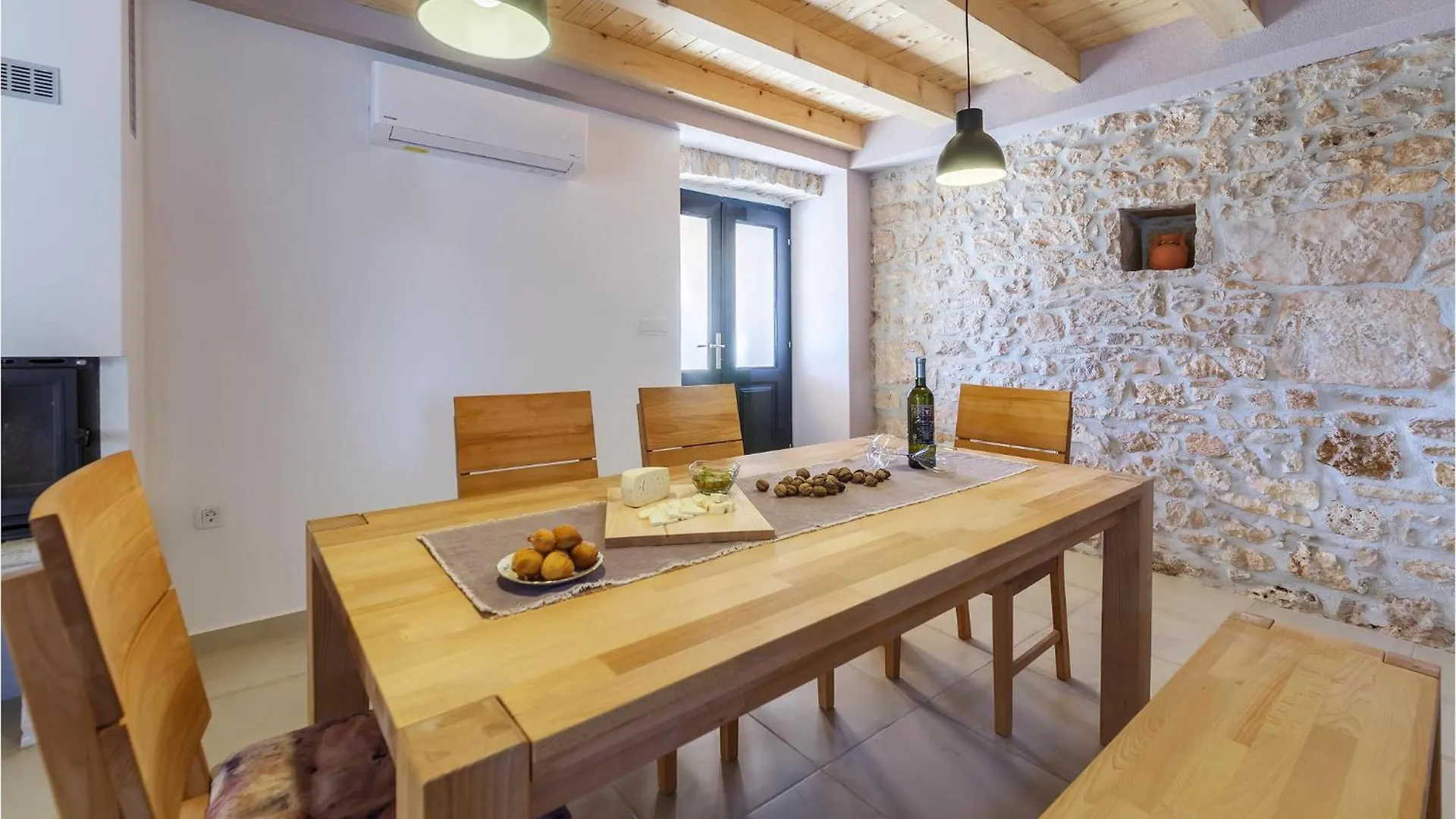 Stunning home in Duga Uvala with 4 Bedrooms, Jacuzzi&WiFi Mutvoran Vakantiehuis