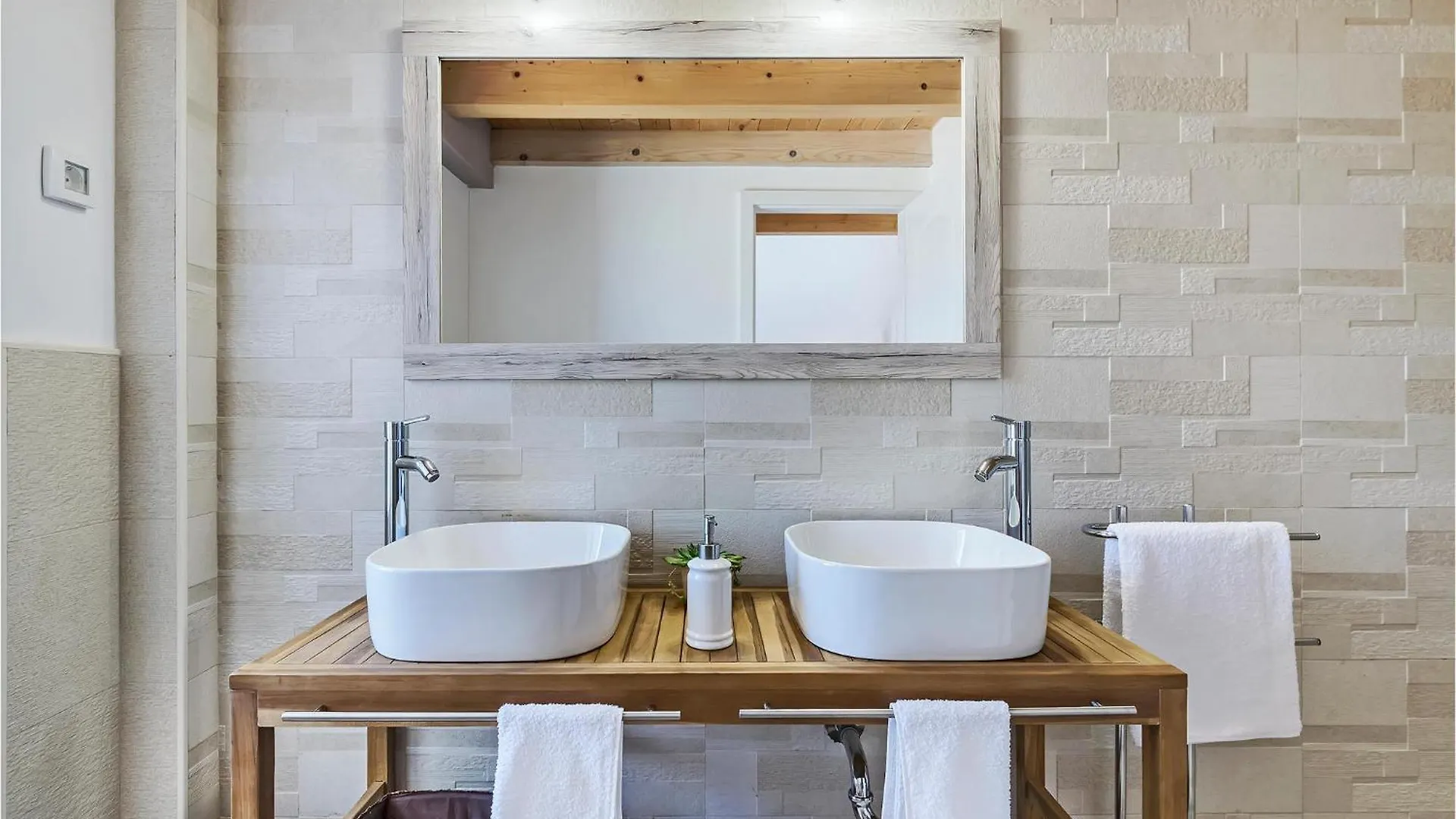 Stunning home in Duga Uvala with 4 Bedrooms, Jacuzzi&WiFi Mutvoran Kroatië