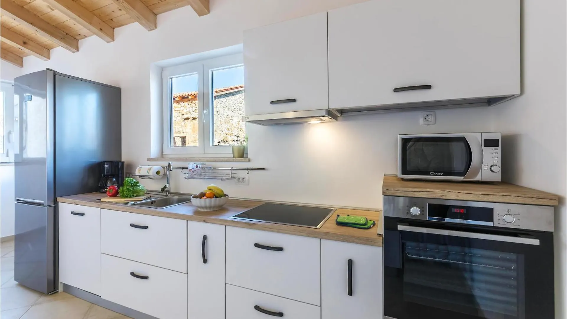 Stunning home in Duga Uvala with 4 Bedrooms, Jacuzzi&WiFi Mutvoran Vakantiehuis