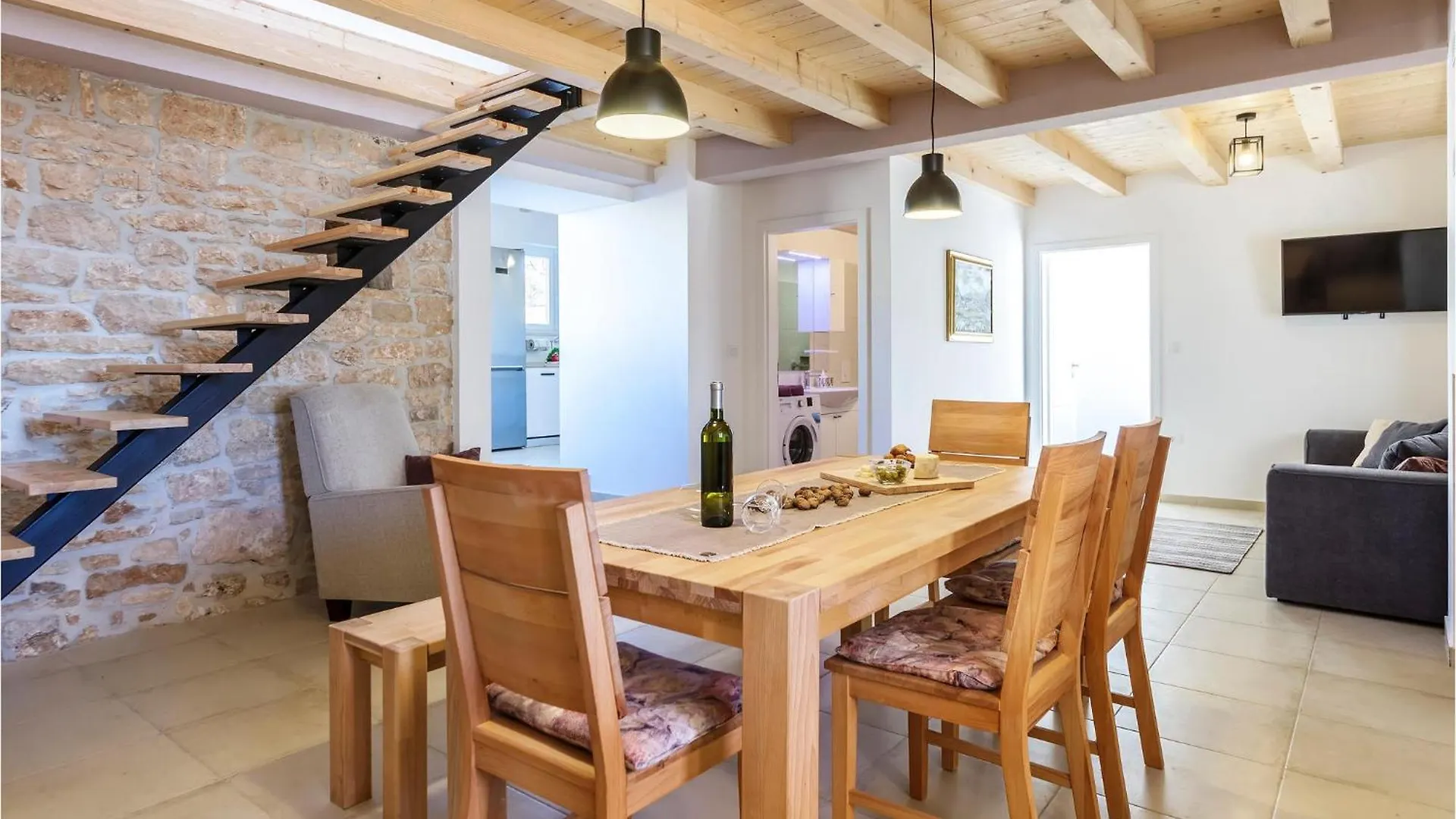 Stunning home in Duga Uvala with 4 Bedrooms, Jacuzzi&WiFi Mutvoran