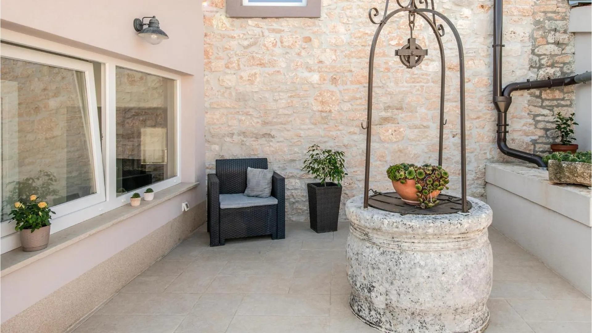 Stunning home in Duga Uvala with 4 Bedrooms, Jacuzzi&WiFi Mutvoran