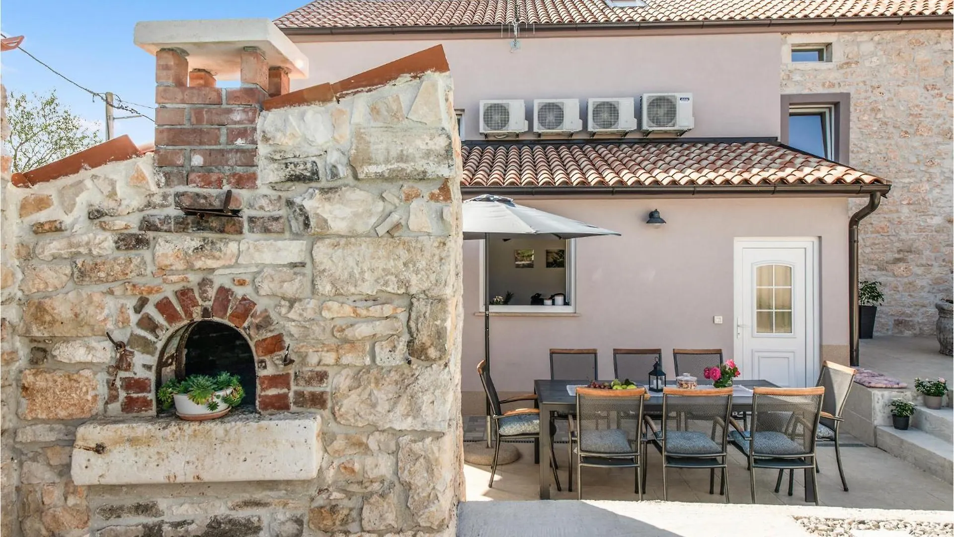 Stunning home in Duga Uvala with 4 Bedrooms, Jacuzzi&WiFi Mutvoran 0*,  Kroatië