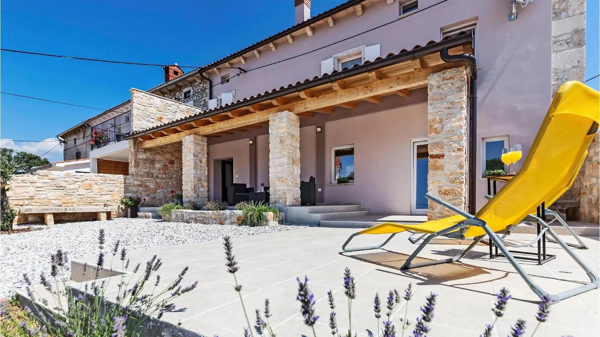 Stunning home in Duga Uvala with 4 Bedrooms, Jacuzzi&WiFi Mutvoran Vakantiehuis