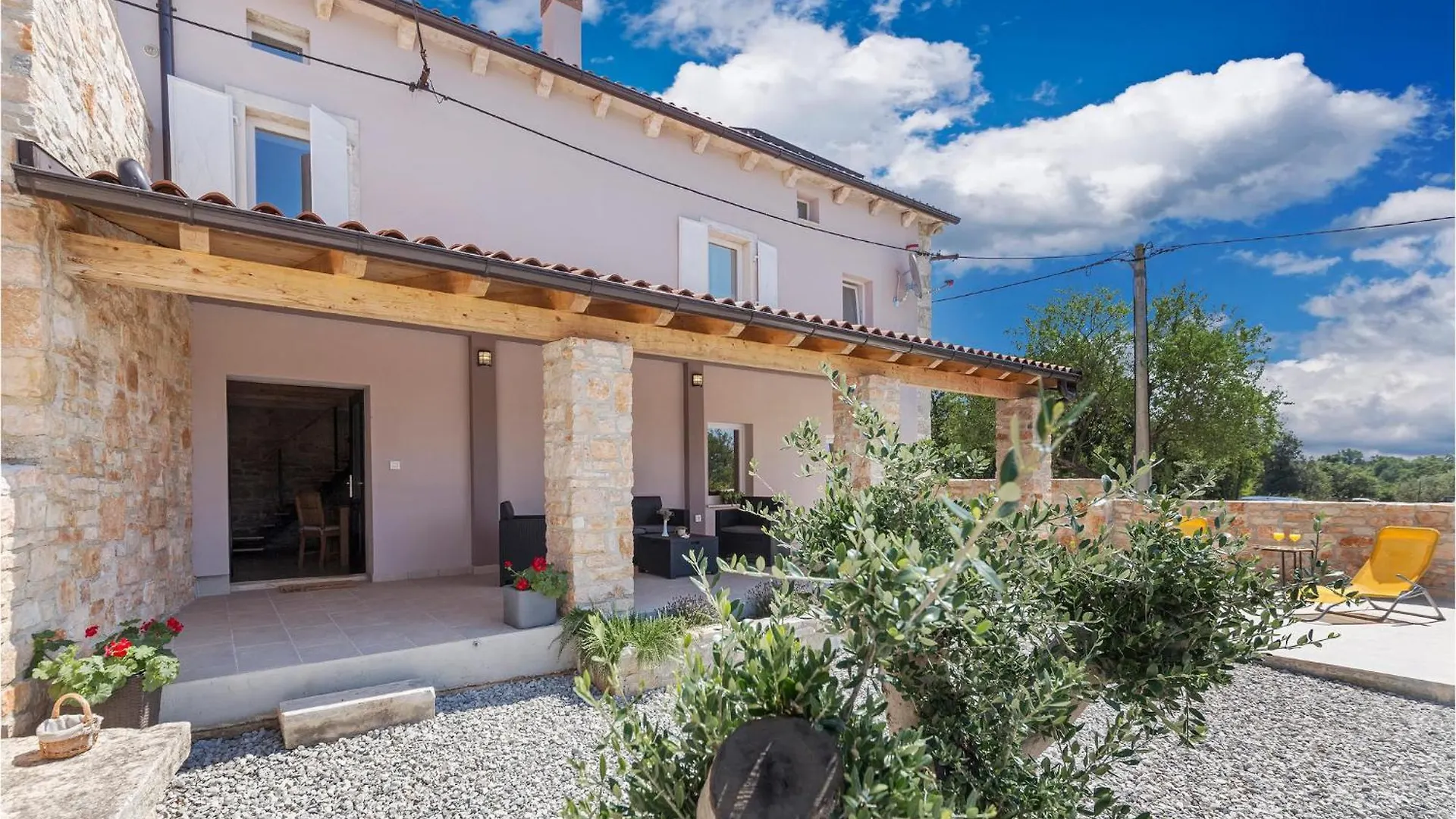 Vakantiehuis Stunning home in Duga Uvala with 4 Bedrooms, Jacuzzi&WiFi Mutvoran Kroatië