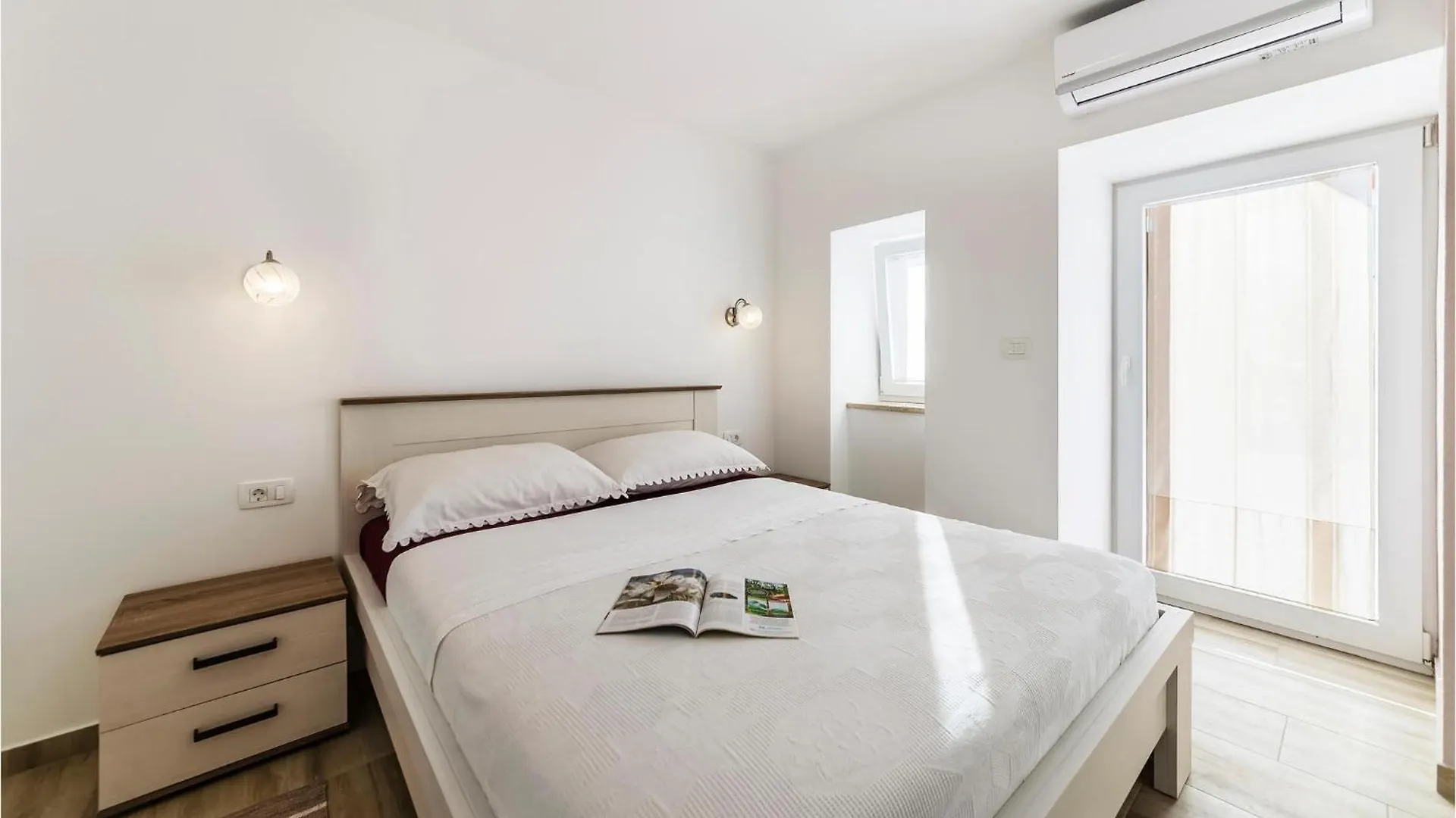 Stunning home in Duga Uvala with 4 Bedrooms, Jacuzzi&WiFi Mutvoran 0*,