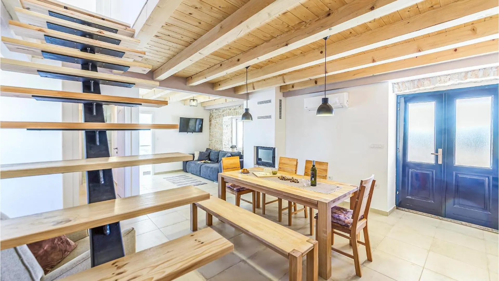 Stunning home in Duga Uvala with 4 Bedrooms, Jacuzzi&WiFi Mutvoran