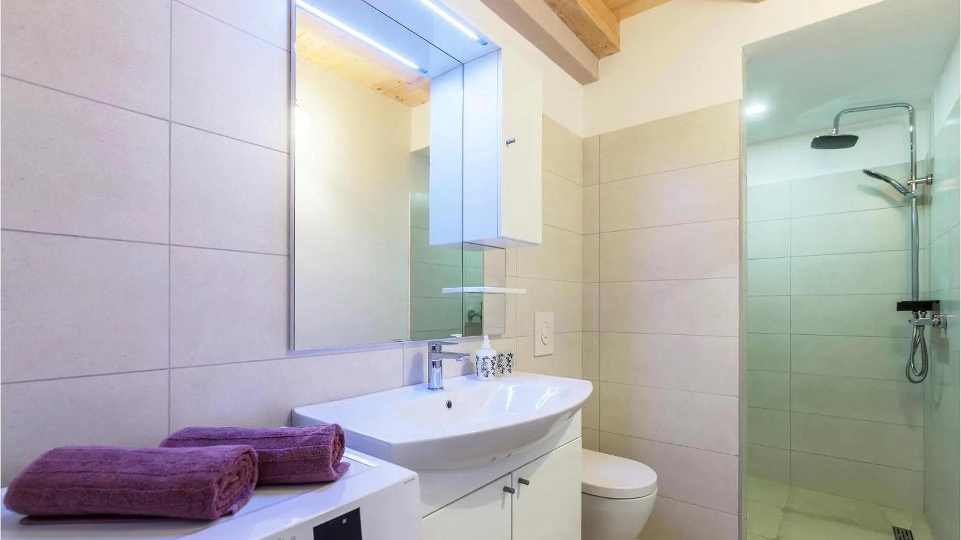 Vakantiehuis Stunning home in Duga Uvala with 4 Bedrooms, Jacuzzi&WiFi Mutvoran Kroatië