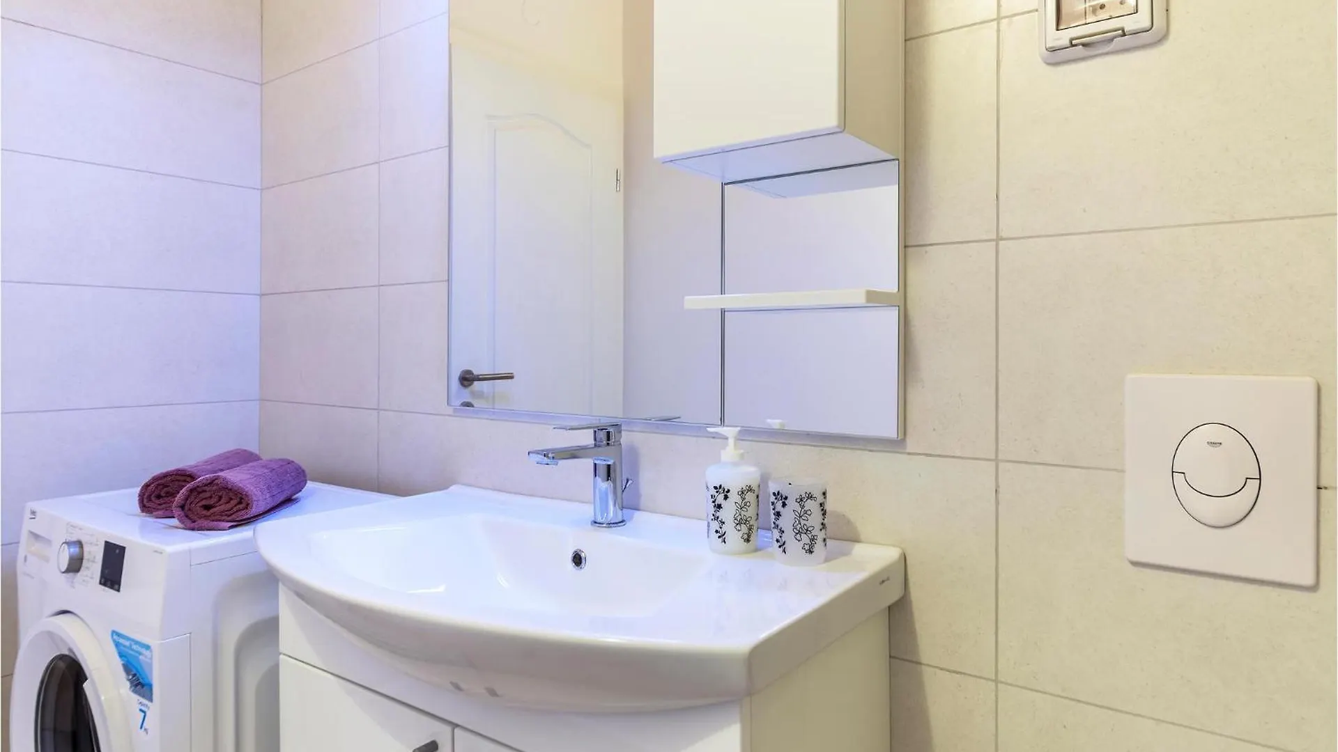 Stunning home in Duga Uvala with 4 Bedrooms, Jacuzzi&WiFi Mutvoran Vakantiehuis