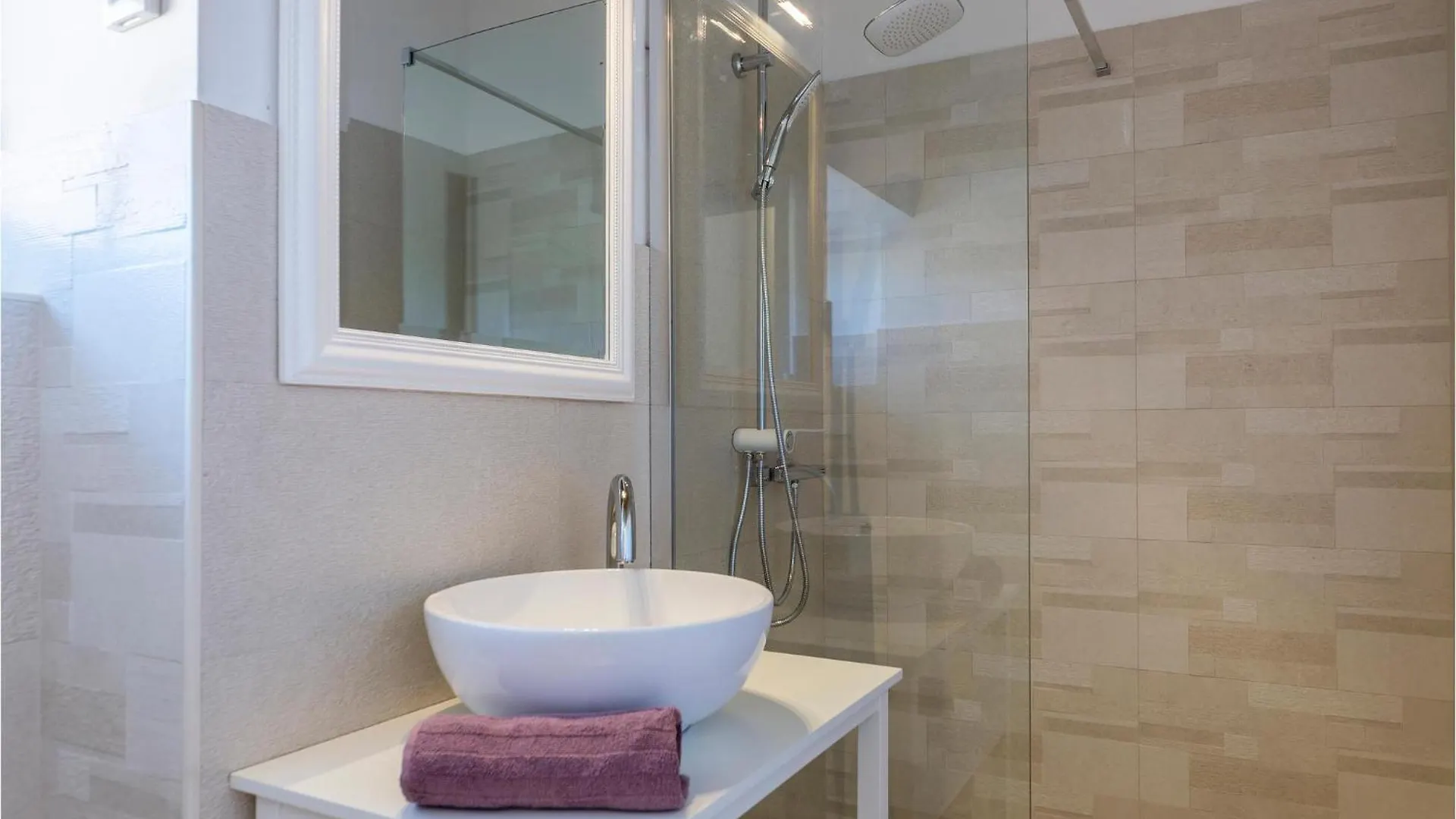 Stunning home in Duga Uvala with 4 Bedrooms, Jacuzzi&WiFi Mutvoran 0*,  Kroatië