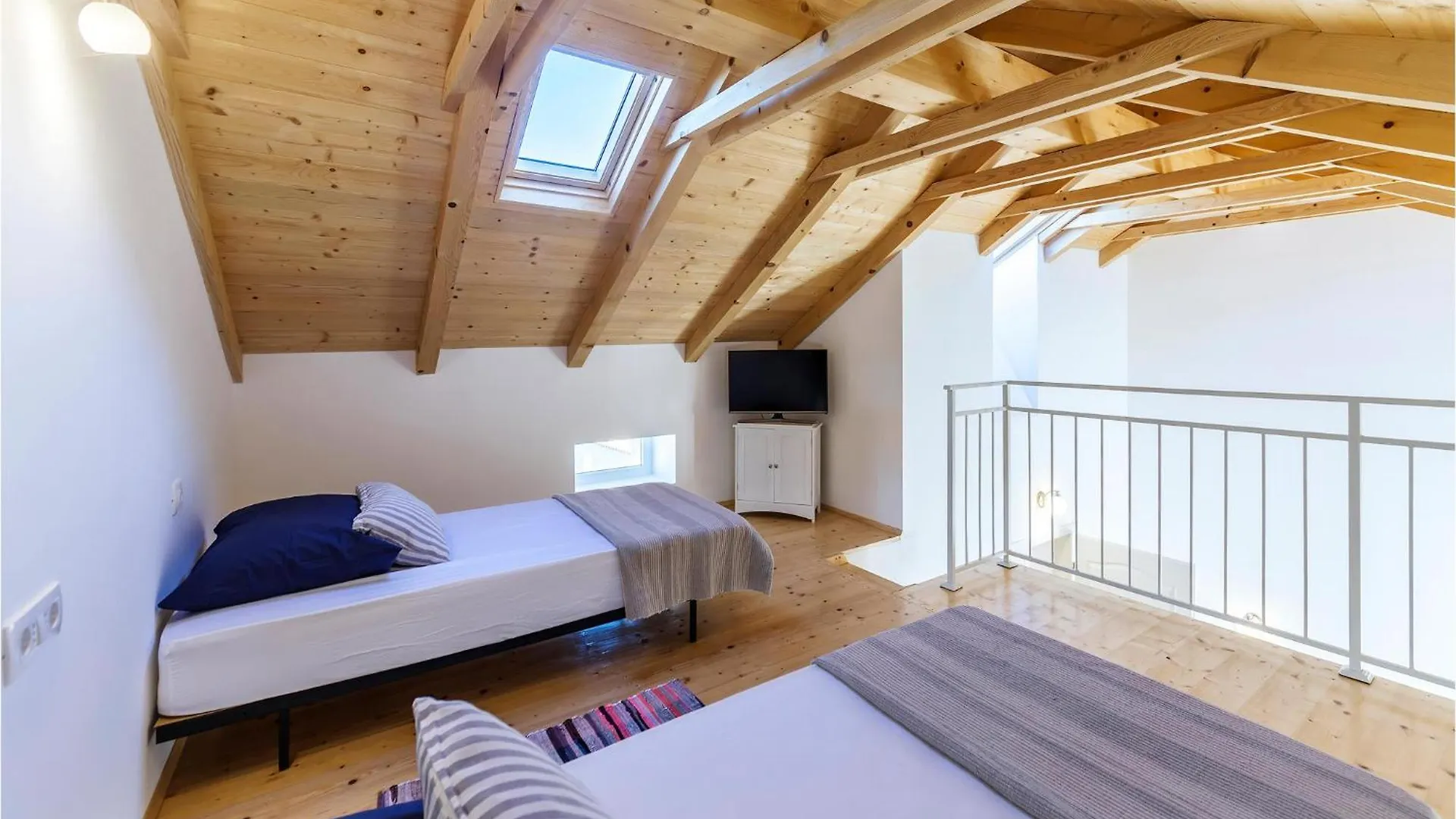 Vakantiehuis Stunning home in Duga Uvala with 4 Bedrooms, Jacuzzi&WiFi Mutvoran