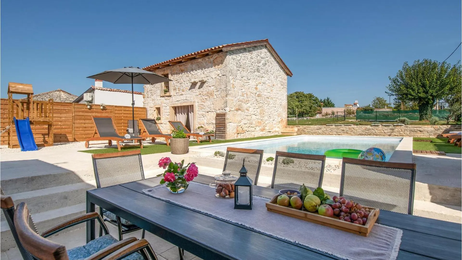 Stunning home in Duga Uvala with 4 Bedrooms, Jacuzzi&WiFi Mutvoran 0*,  Kroatië