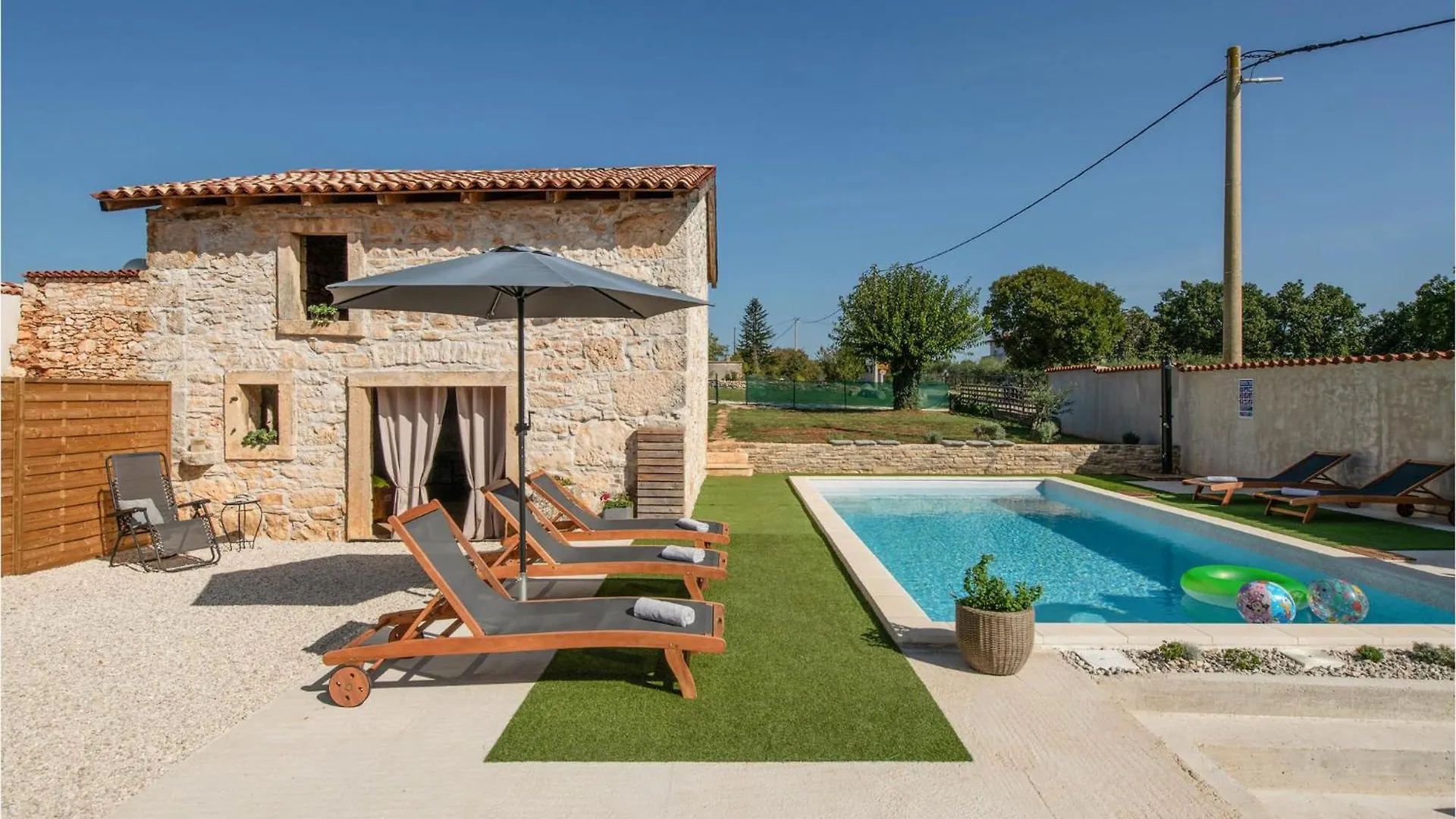 Vakantiehuis Stunning home in Duga Uvala with 4 Bedrooms, Jacuzzi&WiFi Mutvoran Kroatië